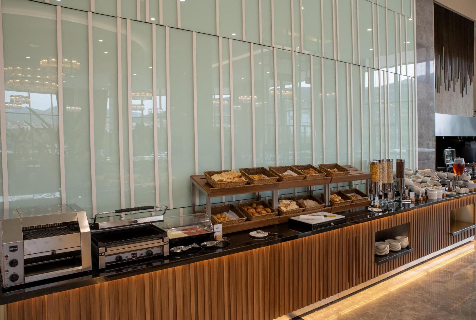 Doubletree By Hilton Manisa Hotel Exterior foto